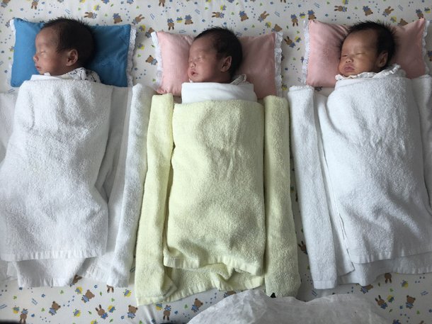 나란히 누운 세쌍둥이. 잠자는 모습도 닮았다. 권혜성씨 제공