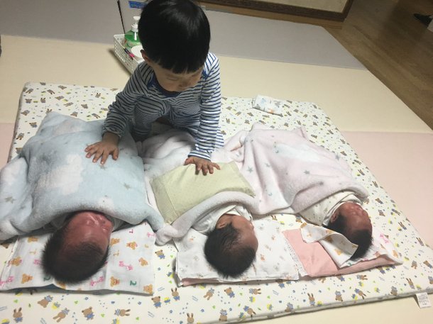 첫째 아이가 잠든 세쌍둥이를 신기하게 바라보고 있다. 권혜성씨 제공