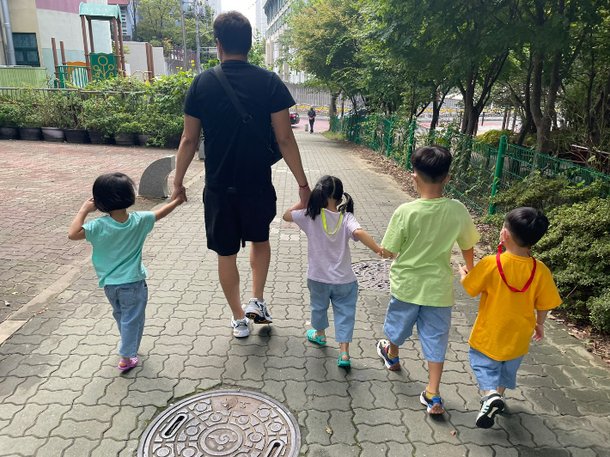 아빠와 네 아이가 손을 꼭 잡고 걷고 있다. 권혜성씨 제공