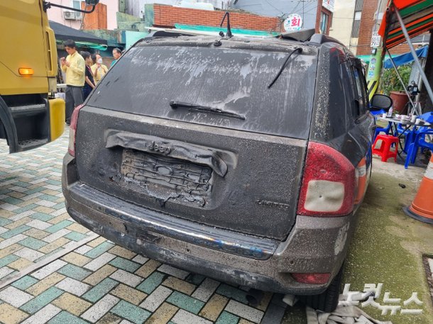 폭발 사고가 난 목욕탕 주변에 주차돼 있던 차량. 번호판이 훼손돼 보이지 않고 외관이 녹아내리는 등으로 당시의 폭발 정도를 짐작 할 수 있다. 김혜민 기자