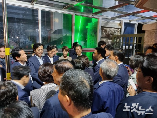 27일 서울구치소 정문에서 이재명 대표를 기다리고 있는 더불어민주당 의원들. 정성욱 기자