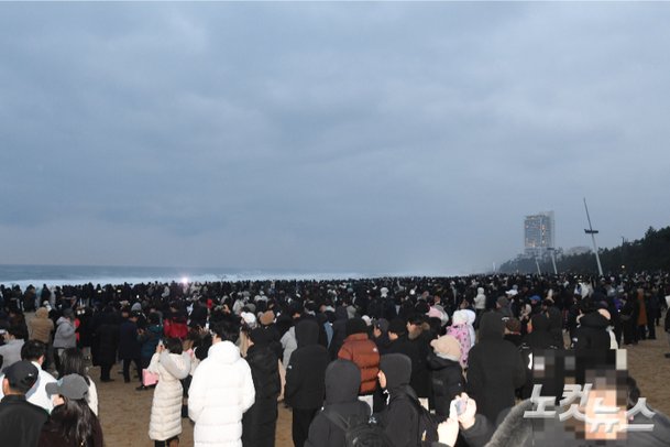 1일 오전 강릉 경포해변을 찾은 해맞이객들이 새해 첫 일출을 기다리고 있는 모습. 전영래 기자
