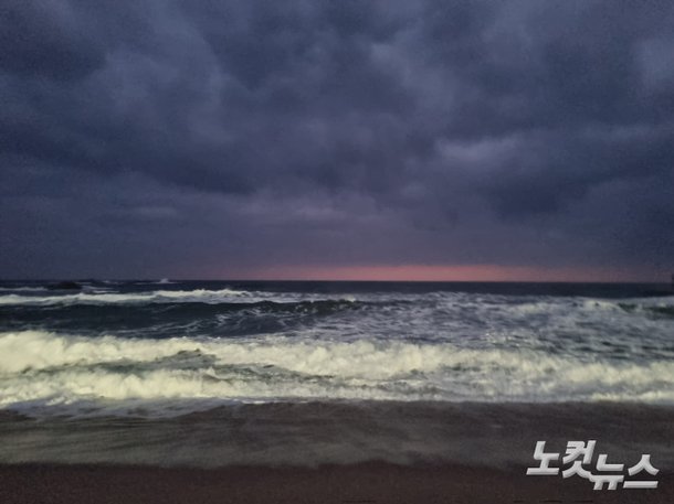 1일 오전 해맞이 명소인 강릉 경포해변의 새해 첫 일출이 구름 속에 가려져 있다. 전영래 기자