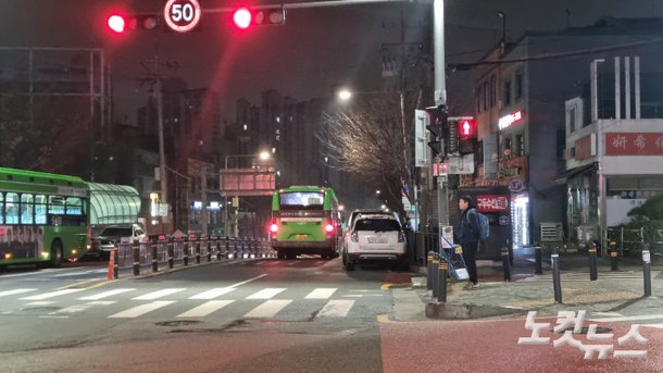 1일 오전 새벽 내내 서울 구로구 남구로역 인근 인력시장 앞으로 버스들이 지나다녔지만, 이날 하차한 노동자들은 평소와 다르게 드물었다. 양형욱 기자