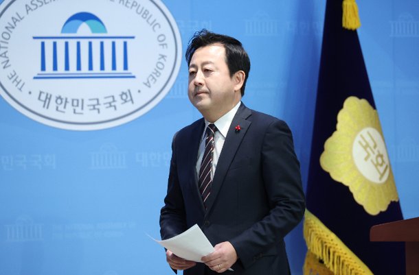 김용남 국민의힘 전 의원이 12일 국회에서 탈당 및 개혁신당 합류 기자회견을 하고 있다. 연합뉴스