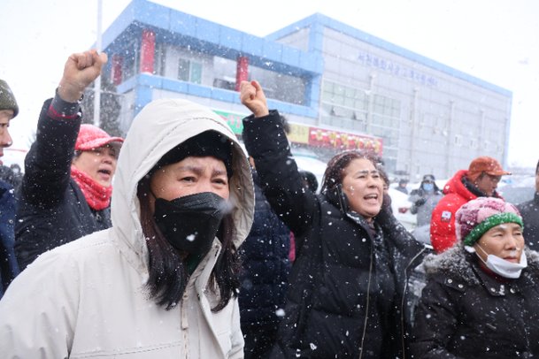대통령과의 면담 무산에 항의하는 피해 상인들. 연합뉴스