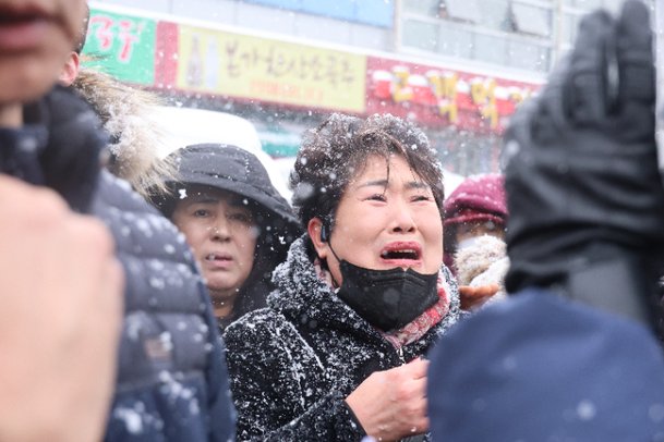 대통령과의 면담 무산에 항의하는 피해 상인들. 연합뉴스