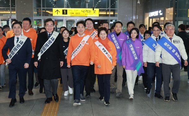 합동 설 귀성인사 나선 제3지대 주요 인사들     서울=연합뉴스 한종찬 기자 = 새로운미래 이낙연 공동대표, 개혁신당 이준석 대표, 원칙과상식 조응천·이원욱 의원, 새로운선택 금태섭 공동대표 등이 9일 오전 서울 용산역에서 설 귀성인사를 하기 위해 이동하고 있다. 2024.2.9     saba@yna.co.kr 끝   연합뉴스