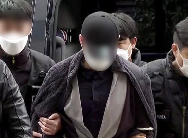 내연녀 협박해 죽음으로 내몬 혐의로 재판에 넘겨진 전직 경찰관 A씨 모습. 사진 연합뉴스