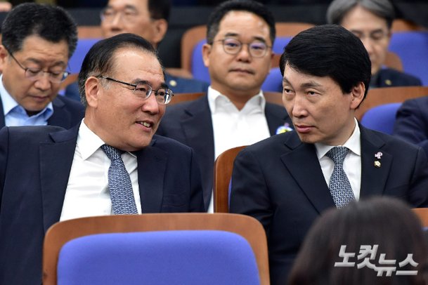 더불어민주당 이개호 정책위의장왼쪽과 김민철 의원. 윤창원 기자