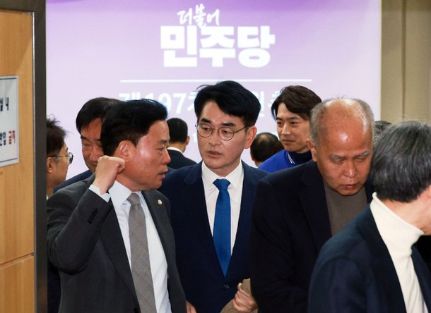 더불어민주당 박용진 의원이 17일 서울 국회 의원회관에서 열린 의원총회를 마치고 밖으로 나서고 있다. 연합뉴스