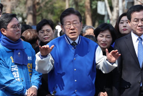 더불어민주당 이재명 상임공동선대위원장이 21일 광주 전남대 후문에서 시민들을 향해 인사하고 있다. 연합뉴스