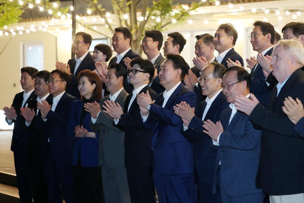 윤석열 대통령, 국민의힘 지도부 초청 만찬     서울=연합뉴스 홍해인 기자 = 윤석열 대통령이 24일 서울 용산 대통령실 앞 분수정원에서 열린 국민의힘 지도부 초청 만찬 뒤 한동훈 대표, 추경호 원내대표 등 국민의힘 지도부, 대통령실 참모진과 함께 기념 촬영을 하고 있다. 2024.9.24 [대통령실 제공. 재판매 및 DB 금지]     hihong@yna.co.kr 끝   <저작권자c 연합뉴스, 무단 전재-재배포, AI 학습 및 활용 금지><span class=