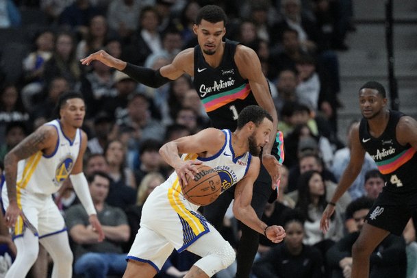 스테픈 커리가 샌안토니오를 상대로 46점을 기록한 장면