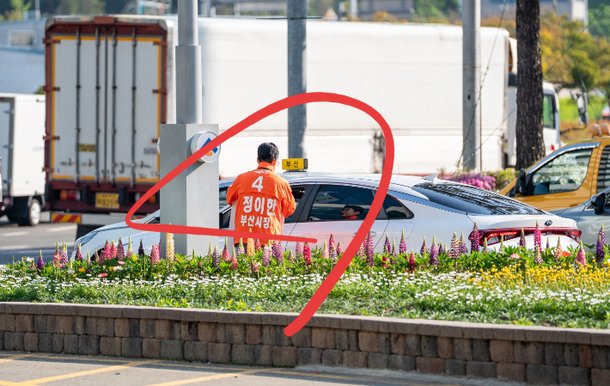 지난 4월 27일 정이한 전 개혁신당 부산시장 후보가 거리 유세 도중 음료가 든 컵을 맞기 전 상황. 정 후보 측 제공