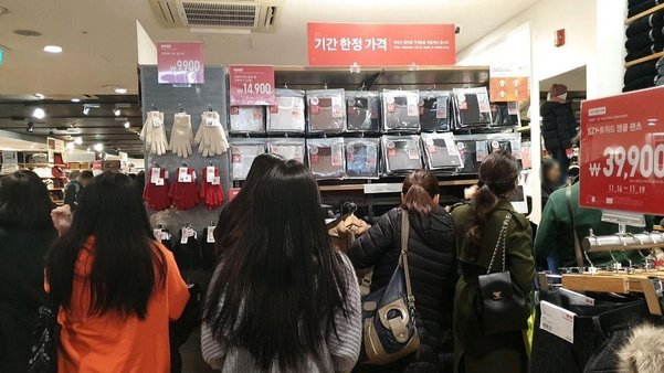 ‘2018 유니클로 감사제’ 마지막 날인 19일 오후 서울 강남의 한 유니클로 매장에서 사람들이 물건을 고르고 있다./최지희 기자