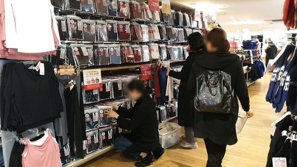 ‘2018 유니클로 감사제’ 마지막 날인 19일 오후 서울 강남의 한 유니클로 매장에서 소비자들이 할인 제품을 확인하고 있다./최지희 기자