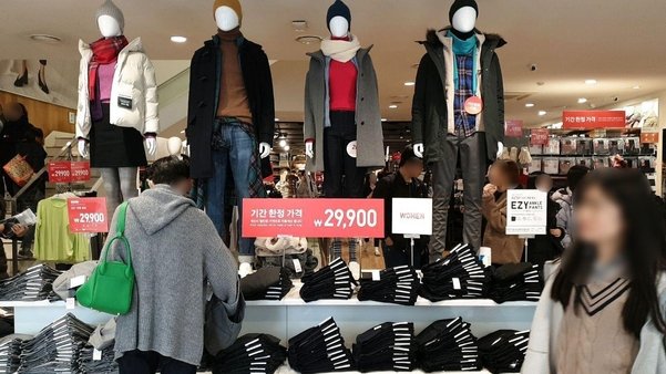 ‘2018 유니클로 감사제’ 마지막 날인 19일 오후, 소비자로 북적이는 서울 강남의 한 유니클로 매장./최지희 기자