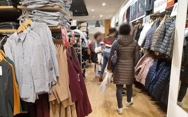 ‘2018 유니클로 감사제’ 마지막 날인 19일 오후 서울 강남의 한 유니클로 매장에서 소비자들이 할인 제품을 둘러보고 있다./최지희 기자