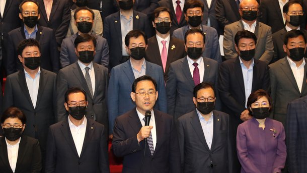 미래통합당 주호영 원내대표와 소속 의원들이 29일 오후 의원총회를 마친 뒤 국회 본청 로텐더홀 계단에서 민주당의 상임위원장 일방 선출에 대한 규탄 성명을 발표하고 있다.