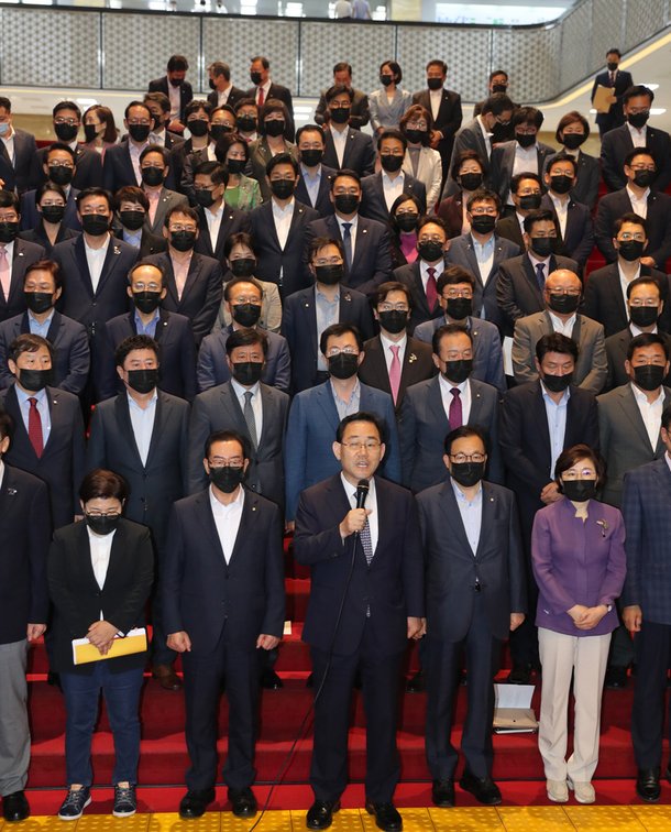 미래통합당 주호영 원내대표와 소속 의원들이 29일 오후 의원총회를 마친 뒤 국회 본청 로텐더홀 계단에서 민주당의 상임위원장 일방 선출에 대한 규탄 성명을 발표하고 있다.