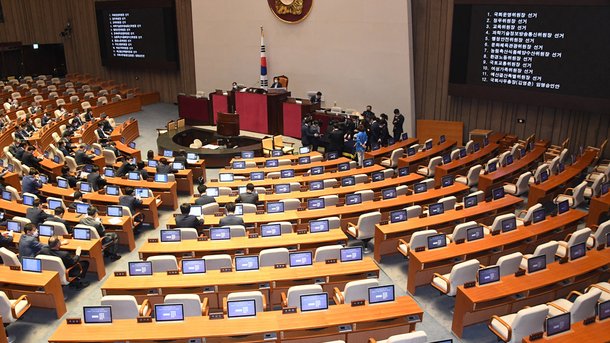 미래통합당이 원구성 협상안에 반발하면서 자당 소속 상임위원 명단을 내지 않고 본회의에 불참하자 박병석 국회의장이 상임위 강제 배정 조치에 따라 29일 오후 2시 본회의를 열고 민주당이 자당 몫으로 배정한 11개 상임·특별위원장 선출 안건을 표결에 부쳐 안건을 처리했다.