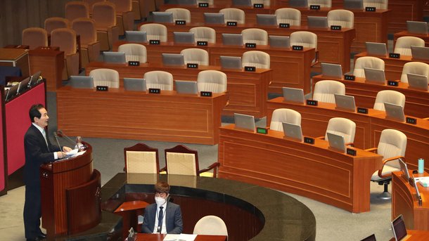 미래통합당이 원구성 협상안에 반발하면서 자당 소속 상임위원 명단을 내지 않고 본회의에 불참하자 박병석 국회의장이 상임위 강제 배정 조치에 따라 29일 오후 2시 본회의를 열고 민주당이 자당 몫으로 배정한 11개 상임·특별위원장 선출 안건을 표결에 부쳐 안건을 처리했다. 상임위원장 선출이 끝난 뒤 정세균 국무총리가 추경안 관련 시정연설을 하고 있다.