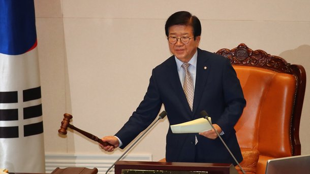 박병석 국회의장이 29일 국회 본회의에서 상임위원장 선출의 건을 통과시키고 있다. 미래통합당이 원구성 협상안에 반발하면서 자당 소속 상임위원 명단을 내지 않고 본회의에 불참하자 박병석 국회의장이 상임위 강제 배정 조치에 따라 29일 오후 2시 본회의를 열고 민주당이 자당 몫으로 배정한 11개 상임·특별위원장 선출 안건을 표결에 부쳐 안건을 처리했다.