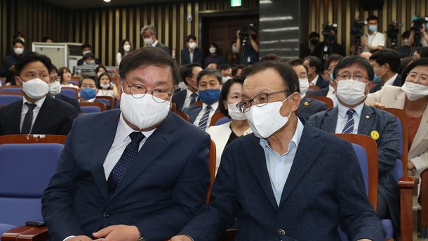 상임위 구성을 위한 여야 협상이 최종결렬된 뒤 열린 더불어민주당 의원총회에 이해찬 대표와 김태년 원내대표가 이야기를 나누고 있다.