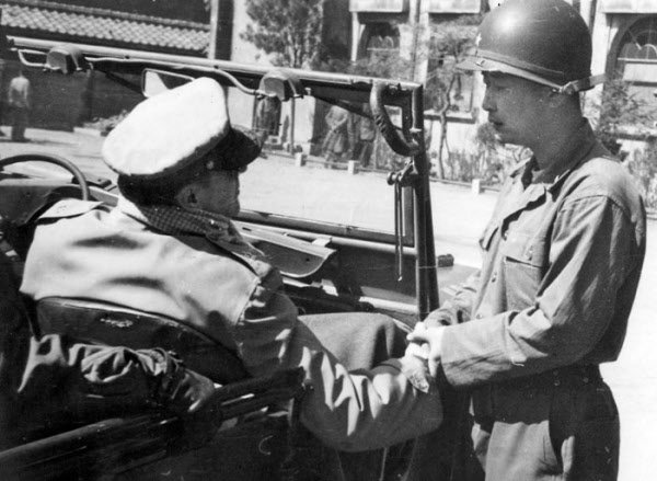1951년 3월 서울을 탈환한 국군 1사단 사령부로 도쿄 유엔군 맥아더 총사령관이 예고 없이 방문해 백선엽 사단장과 대화를 나누고 있다. /백선엽 장군 제공