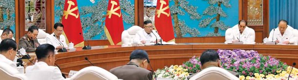 김정은, 방역 최대비상체제 선포 - 김정은 북한 국무위원장이 노동당 중앙위원회 정치국 비상확대회의를 긴급 소집했다고 노동당 기관지 노동신문이 26일 보도했다. 김정은은 회의에서 코로나 감염이 의심되는 탈북민이 분계선을 넘어 개성을 통해 월북함에 따라 국가비상방역체계를 최대비상체제로 이행키로 하고 개성시를 완전 봉쇄했다고 전했다. /노동신문 뉴스1