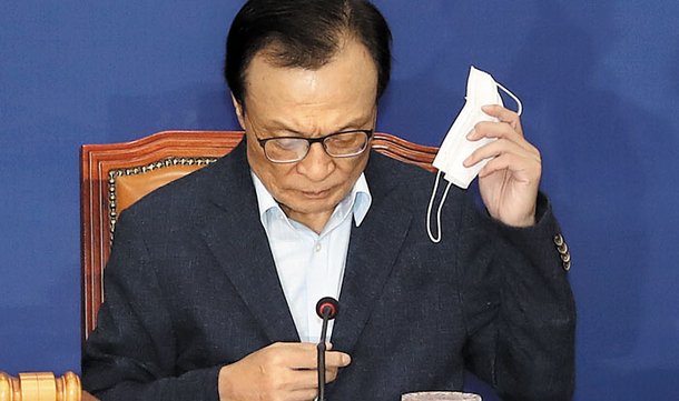 더불어민주당 이해찬 대표가 27일 오전 국회에서 열린 최고위원회에 참석해 마스크를 벗고 있다. 이 대표가 최근 수도 이전을 위한 개헌(改憲)의 필요성을 공개적으로 언급한 가운데, 이날 배우자 이름으로 세종시 지역에 부동산을 보유 중인 것으로 나타나 정치권에서 논란이 일었다. /이덕훈 기자