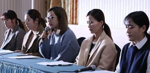 전 컬링 여자국가대표 ‘팀 킴’ 김경애(왼쪽부터), 김영미, 김선영, 김은정, 김초희가 김경두 전 대한컬링경기연맹 부회장과 김민정·장반석 감독 부부의 폭언·훈련비 착복 의혹에 대한 기자회견을 열고 있다.