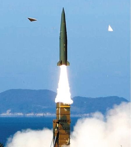 국산 탄도미사일인 '현무-2' 미사일이 발사되고 있다. 첫 국산 SLBM(잠수함발사탄도미사일)은 최대 사거리 500km인 현무2B 미사일을 개조한 것으로 알려져 있다. /조선일보 DB