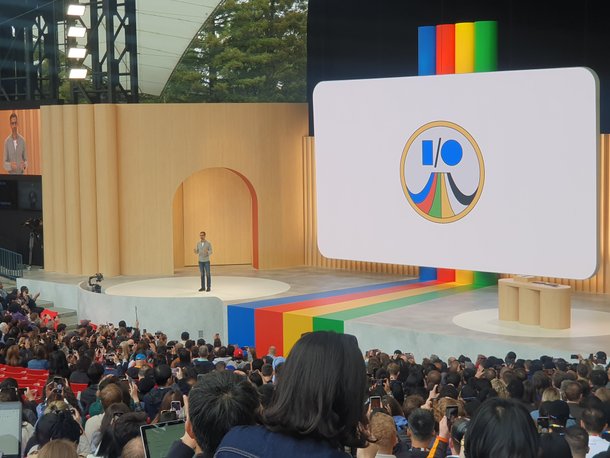 10일현지시각 미 캘리포니아 마운틴뷰 쇼어라인 엠피씨어터에서 구글이 연례 행사인 I/O를 열고 있다. 무대 위 사람은 순다르 피차이 구글 CEO. /김성민 특파원