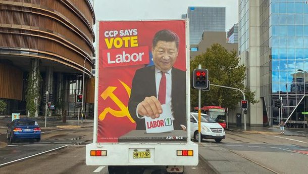 최근 호주 총선에 등장한 시진핑 중국공산당 총서기 사진. 호주의 보수 단체인 어드밴스 오스트레일리아가 차량에 시진핑 총서기가 호주 노동당 후보에 투표하는 사진을 걸고 시내를 이동하고 있다.