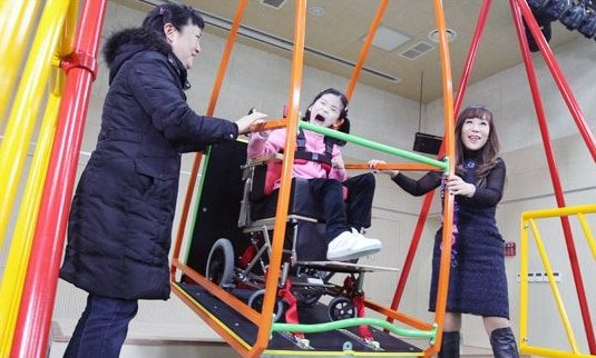 2014년 12월 29일 서울 자하문로 푸르메센터에서 성악가 조수미씨가 푸르메재단에 휠체어 그네 2대를 기증하는 기증식이 열렸다./조선DB