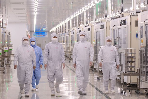 이재용 삼성전자 회장오른쪽 두번째이 지난 3월 24일 중국 텐진에 위치한 삼성전기 사업장을 방문해 MLCC 생산 공장을 점검하고 있다./뉴스1