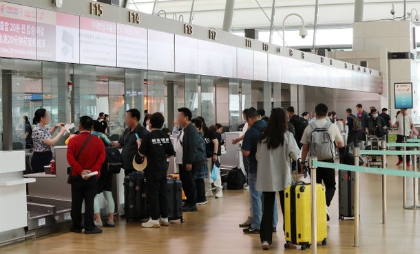 5일 인천국제공항 1터미널 출국층 중국동방항공사 부스에서 중국 출국자들이 탑승수속을 하고 있다. /뉴스1
