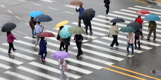 비가 내리는 지난달 18일 오전 부산 동래구 도시철도 동래역 앞에서 우산을 쓴 시민들이 발걸음을 재촉하고 있다. /뉴스1