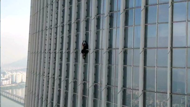 12일 오전 7시 49분쯤, 한 외국인 남성이 서울 송파구 롯데월드타워 외벽을 등반하고 있다는 신고가 송파소방서로 접수됐다./송파소방서