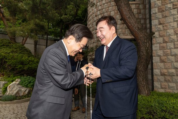 이재명 더불어민주당 대표가 8일 오후 서울 성북구 중국대사관저를 방문해 싱하이밍 주한중국대사와 인사를 나누고 있다. /뉴스1