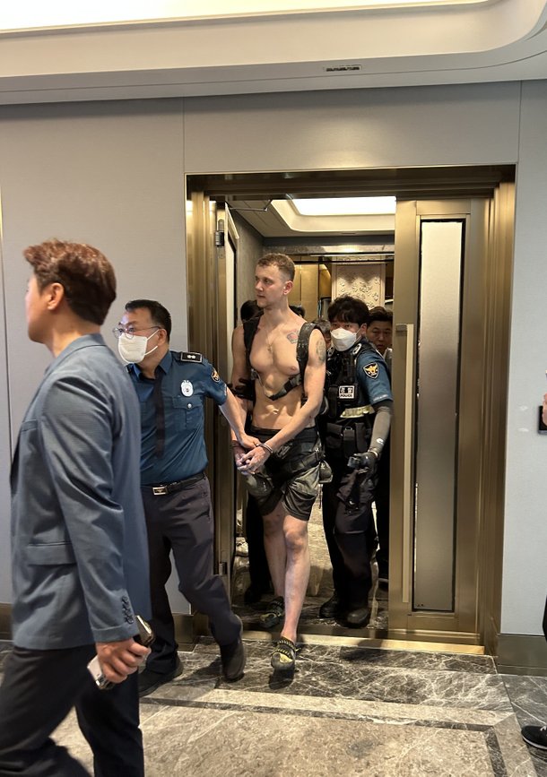 12일 서울 송파구 롯데월드타워를 오르던 영국인 남성이 경찰에 체포됐다. 이 남성은 영국 출신의 초고층 빌딩 등반가 조지 킹 톰슨인 것으로 알려졌다. /독자 제공