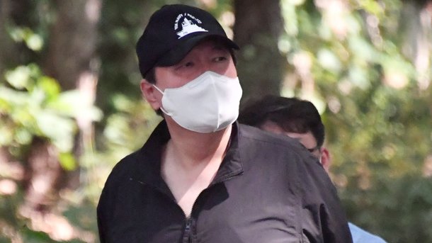 2021년 6월 대선 출마 선언을 앞둔 윤석열 전 검찰총장이 서초동의 한 공원과 반포한강공원에서 천안함 모자를 착용하고 산책하는 모습이 카메라에 잡혔다./더팩트 제공