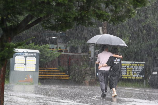 올해 첫 장맛비가 본격적으로 내린 25일 한라산에 많은 비가 내리면서 탐방로가 전면 통제됐다. 관광객들이 한라산 성판악 탐방로 입구를 향해 우산을 쓰고 걸어가고 있다.2023.6.25/뉴스1