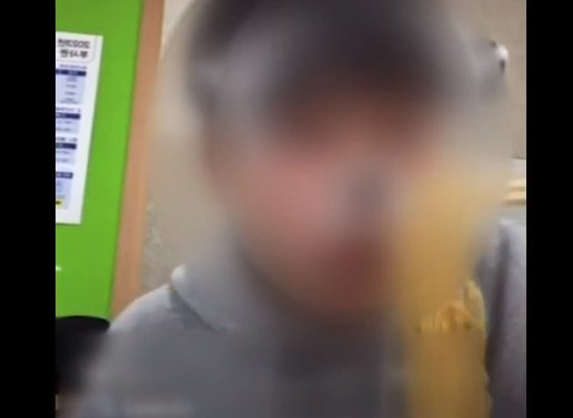 수업시간에 라면을 먹는 원주의 한 고등학생. /KBS 보도화면 캡처