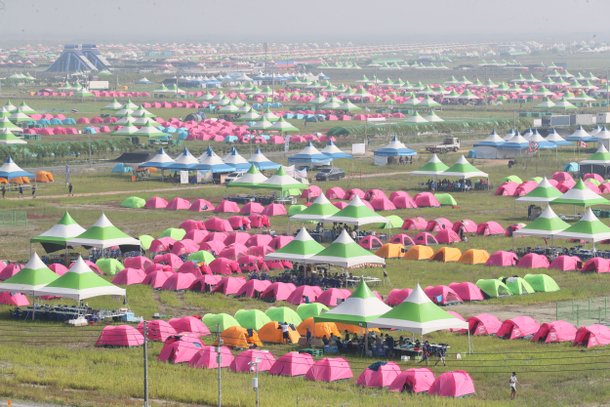 2023 새만금 세계스카우트잼버리 개영식이 열리는 2일 전북 부안군 하서면 야영장에 참가자들이 머물 텐트가 설치돼 있다. /연합뉴스