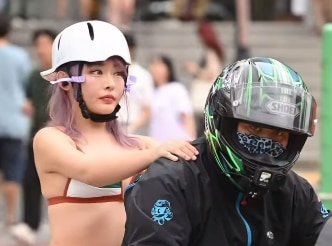 지난 11일 강남에서 비키니를 입고 헬멧을 쓴 채 오토바이 뒷좌석에 올라탄 하느르. /인스타그램