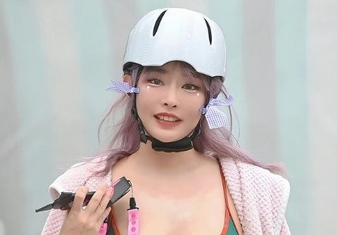 지난 15일 유튜버 겸 트위치 스트리머인 모델 하느르28·본명 정하늘는 인스타그램에 비키니를 입은 채 헬멧을 쓰고 퀵보드에 탑승한 사진을 올렸다. /인스타그램