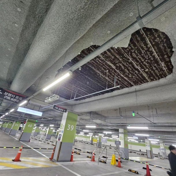 23일 저녁 인천 홈플러스 송도점 지하2층 주차장에서 천장 마감재가 부서져 내렸다. /뉴스1